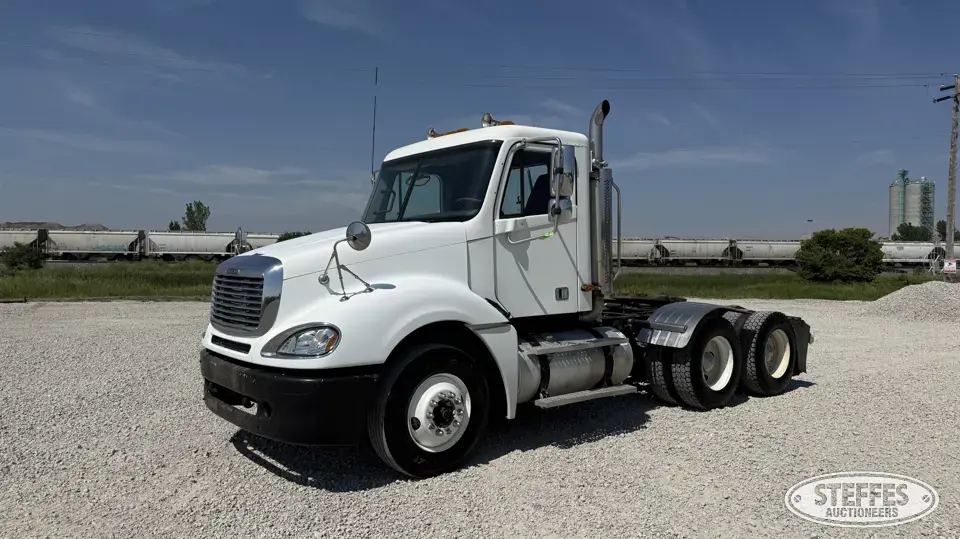 2004 Freightliner Columbia 120 Conventional Truck without Sleeper
