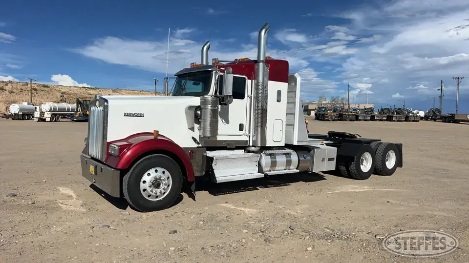 2014 Kenworth W900 Conventional Truck with Sleeper