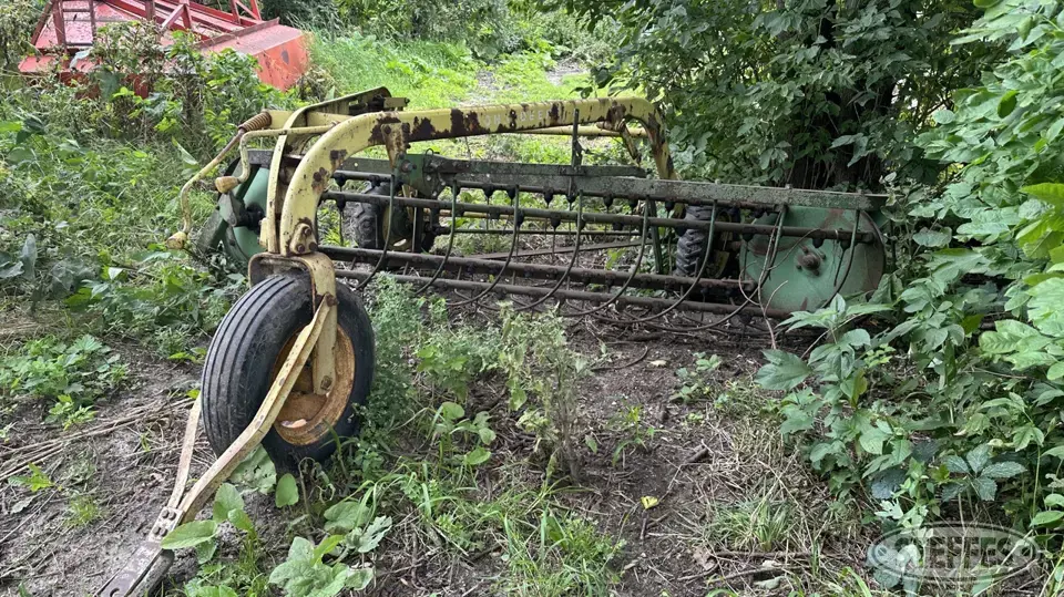 John Deere 640 Rake