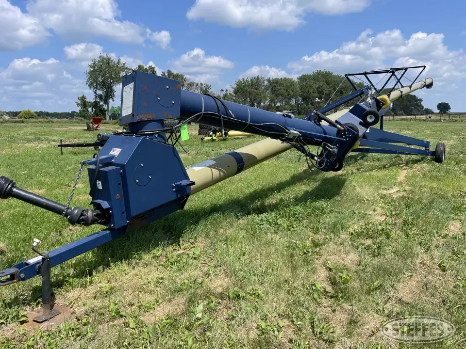 2011 Harvest International H1372 Swing Hopper Auger