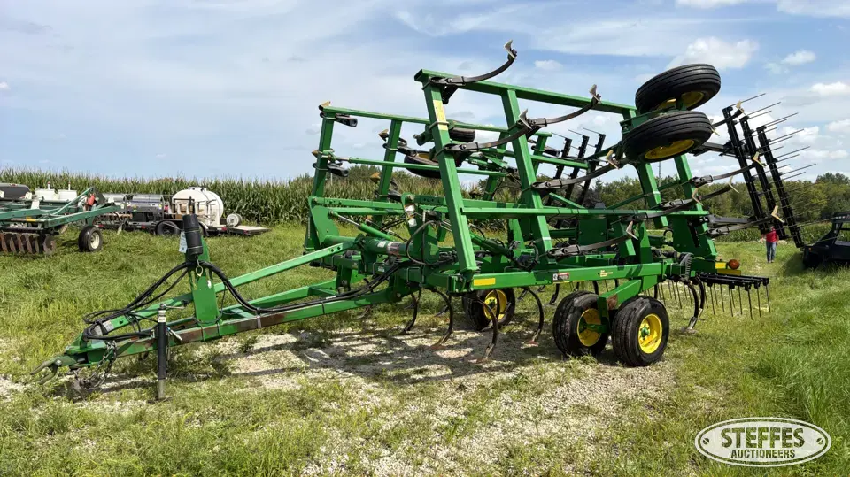 John Deere 2210 Field Cultivator
