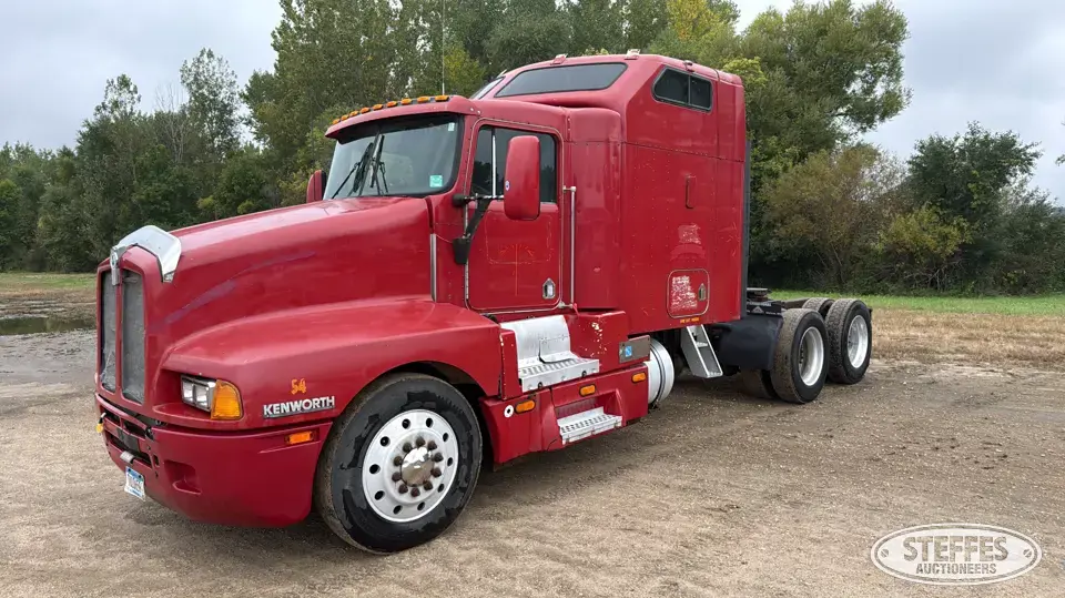1994 Kenworth T600 Conventional Truck with Sleeper