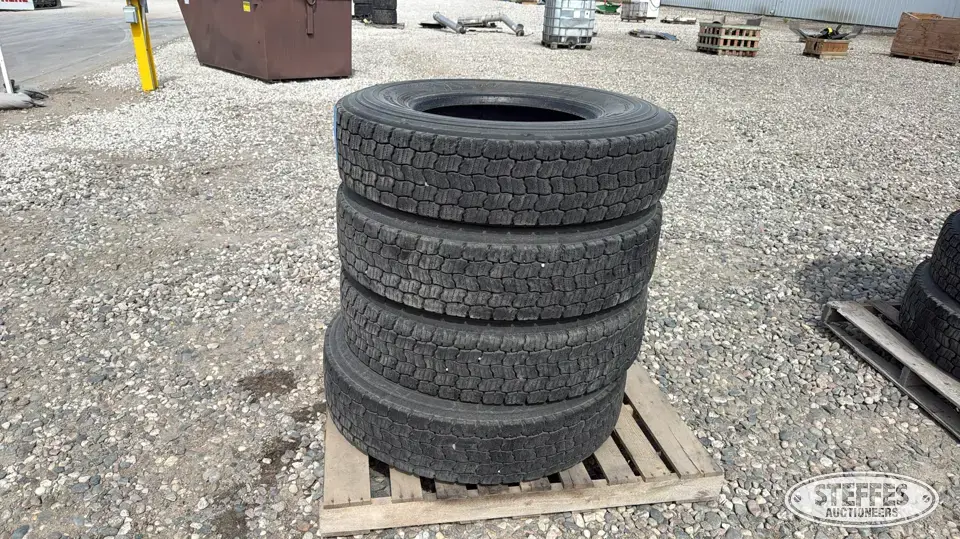 (4) 11R22.5 tires Truck Tire