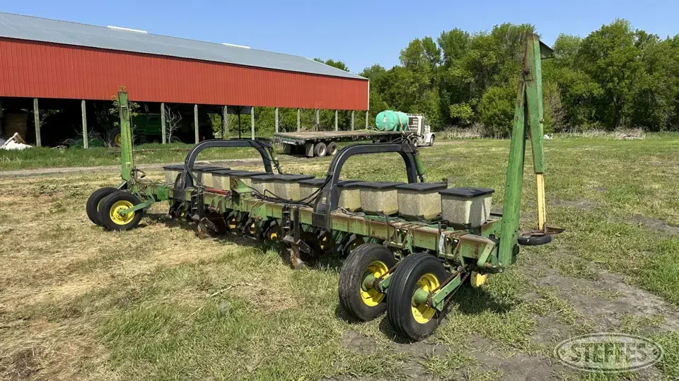 John Deere 7100 12 or More Row Planter