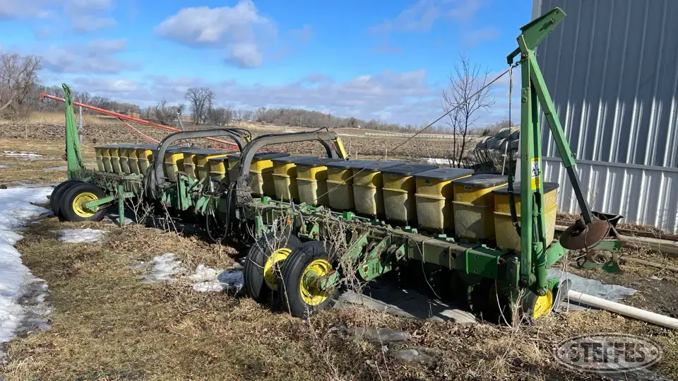 John Deere 7100 12 or More Row Planter