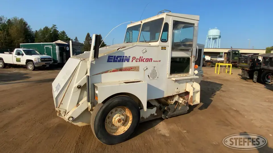 1999 Elgin Pelican SE Sweeper