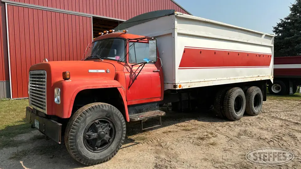 1975 International Loadstar 1800 Tandem Boxed Truck