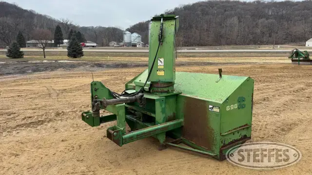 John Deere 696