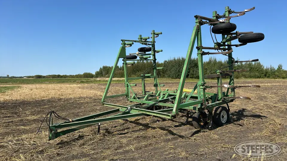 John Deere 1600 Chisel Plow