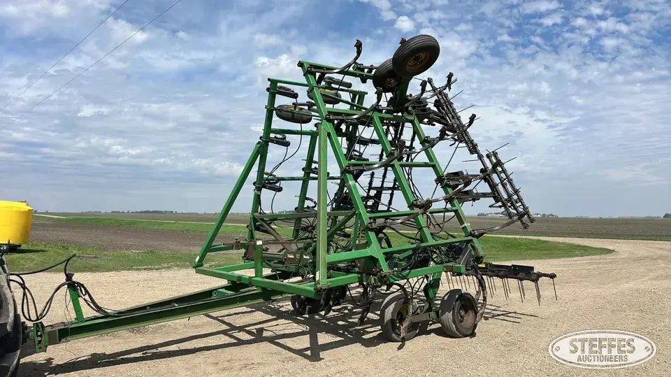 John Deere 610 Chisel Plow