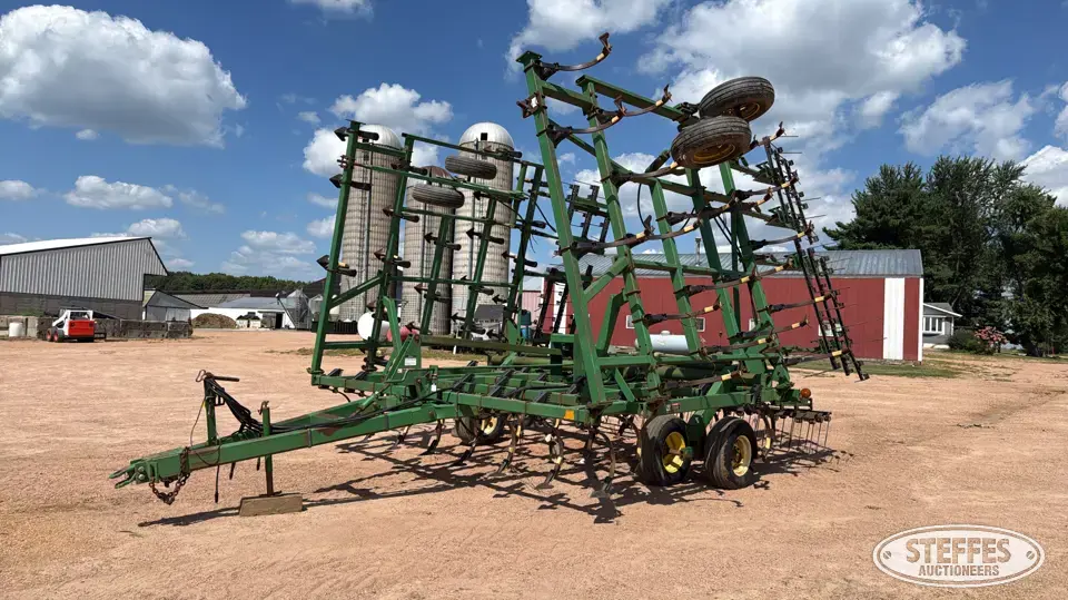 John Deere 980 Field Cultivator