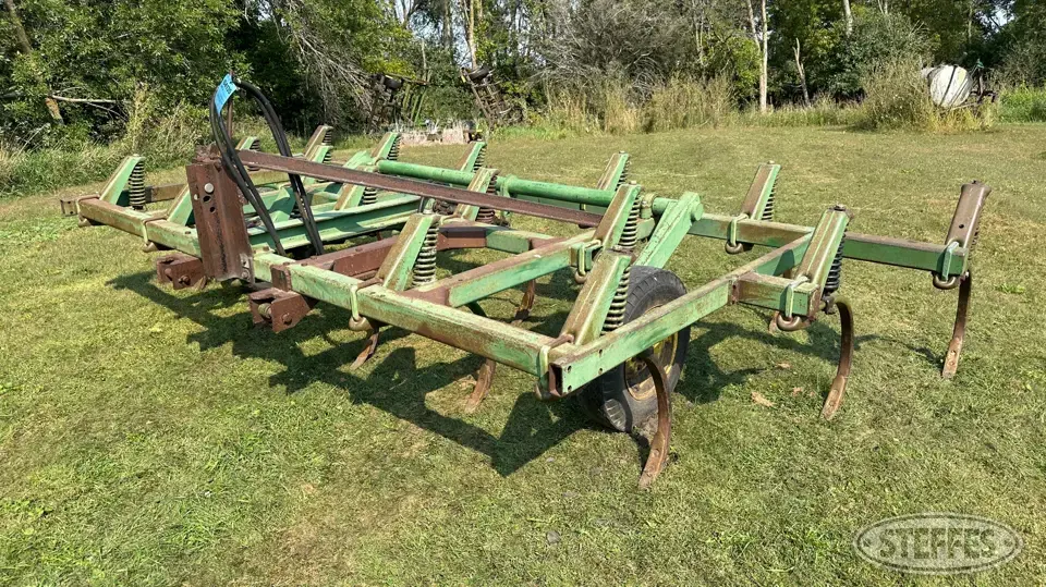 John Deere 1600 Chisel Plow