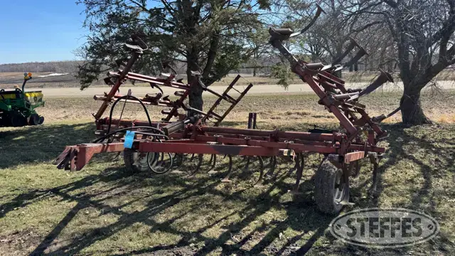 International field cultivator