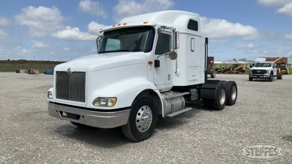 2002 International 9200i Conventional Truck with Sleeper