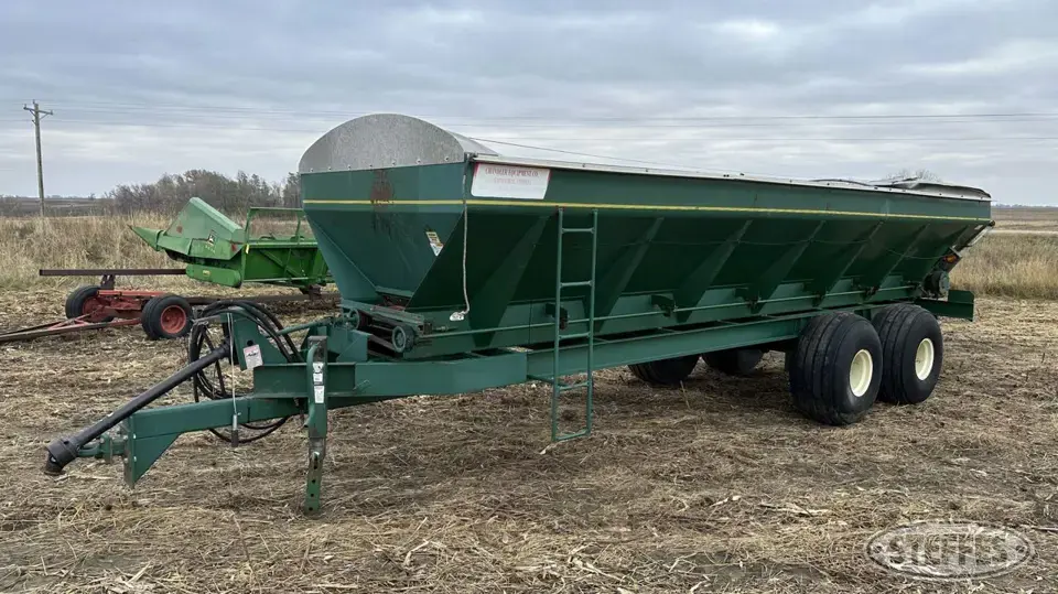 Chandler Pull-Type Dry Spreader