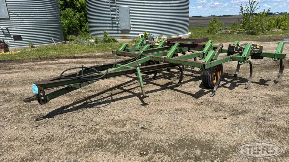 John Deere 1600 Chisel Plow