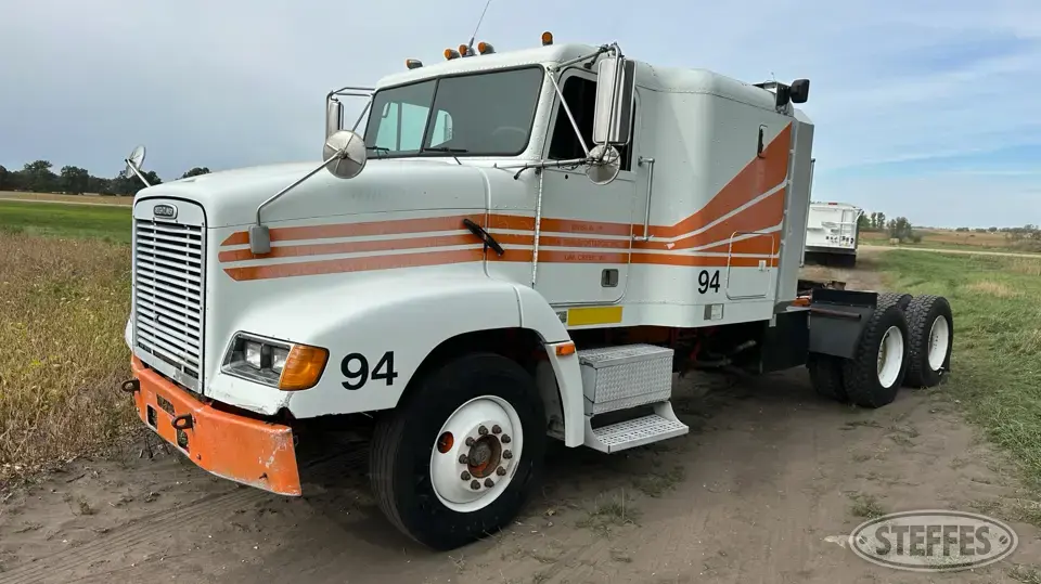 2000 Freightliner FLD112 Conventional Truck with Sleeper