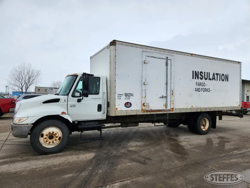 2002 IH 4300 Van Truck