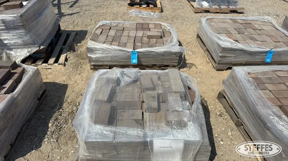 Approx. (310) landscape bricks Lawn and Garden-Other