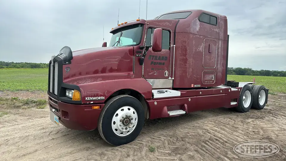1995 Kenworth T600B Conventional Truck with Sleeper