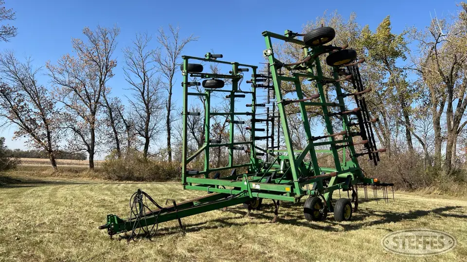 1998 John Deere 680 Chisel Plow