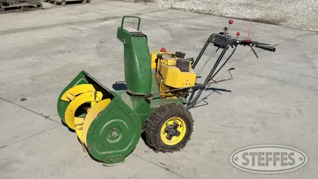 John Deere 826