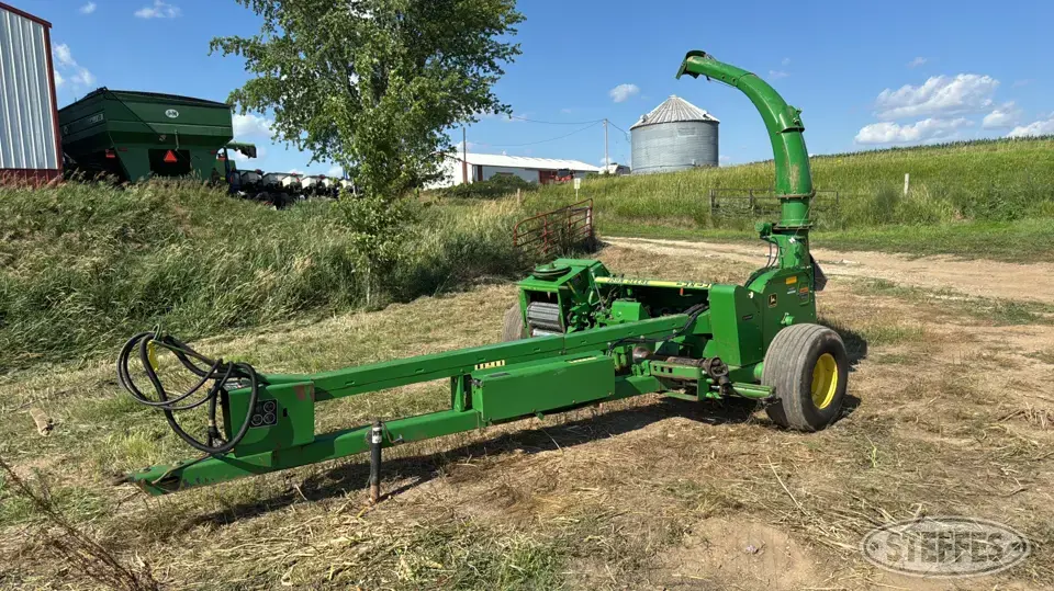 John Deere 3950 Pull-Type Harvester