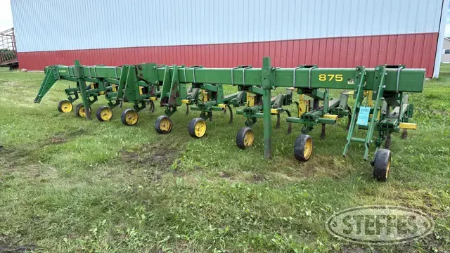 John Deere 875