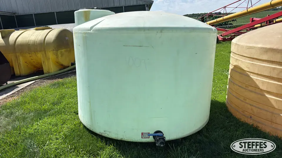 1,500 gal. vertical poly tank