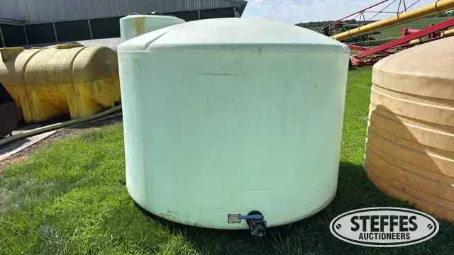1,500 gal. vertical poly tank