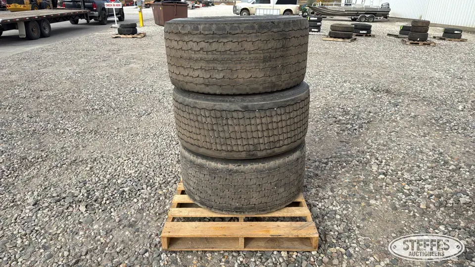 (3) Michelin 445/50R22.5 tires Truck Tire