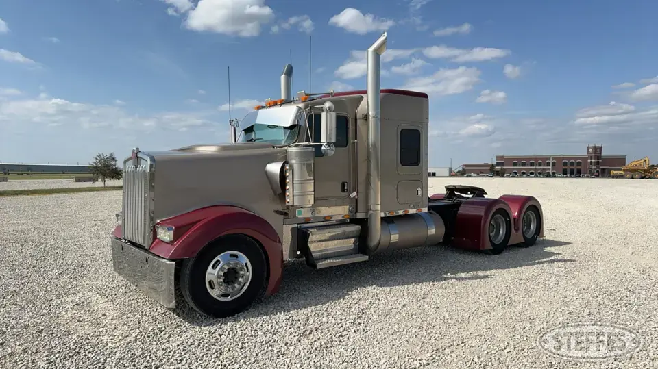 2006 Kenworth W900L Conventional Truck with Sleeper