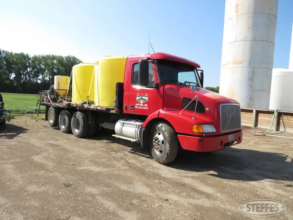 1999 Volvo VNM64T Tender Truck