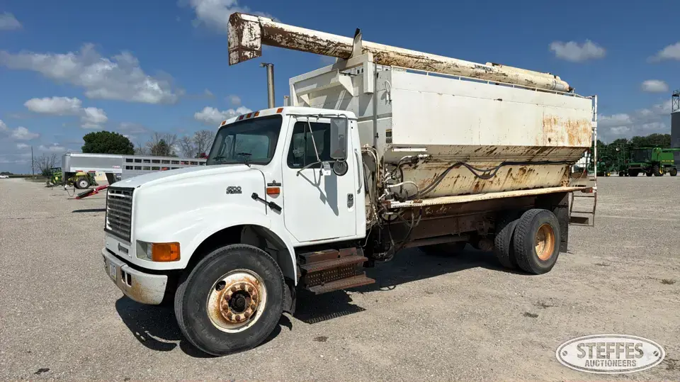 2001 International 4700 Feed Truck