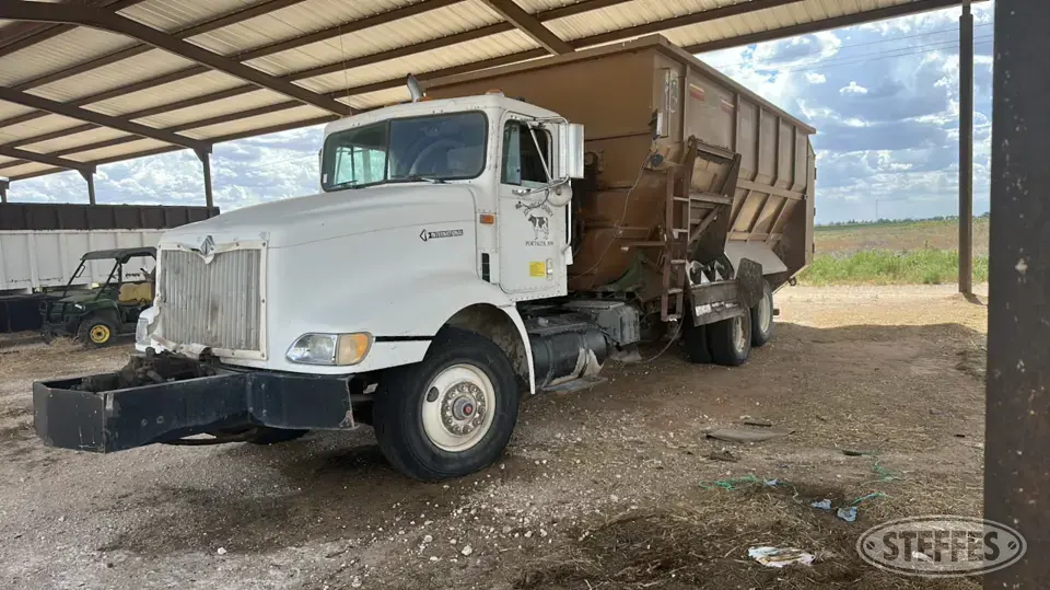 1998 International 9100 Feed Truck