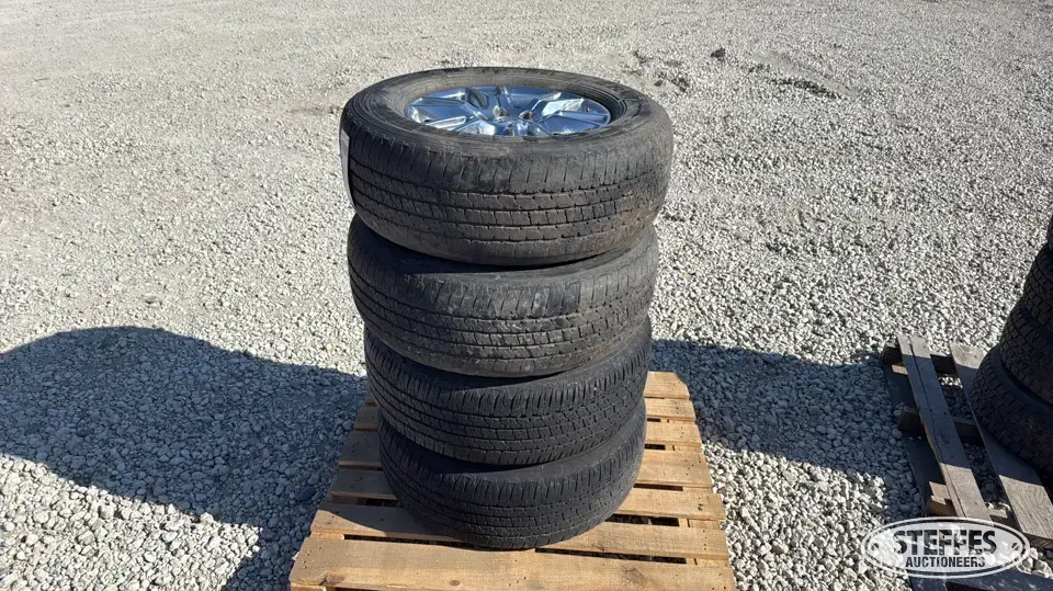 (4) Goodyear Wrangler 275/65R18 tires Passenger-Light Truck Tire
