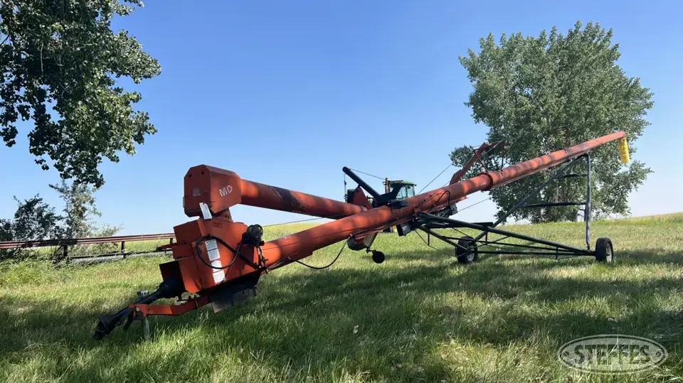 Brandt 1060 Swing Hopper Auger