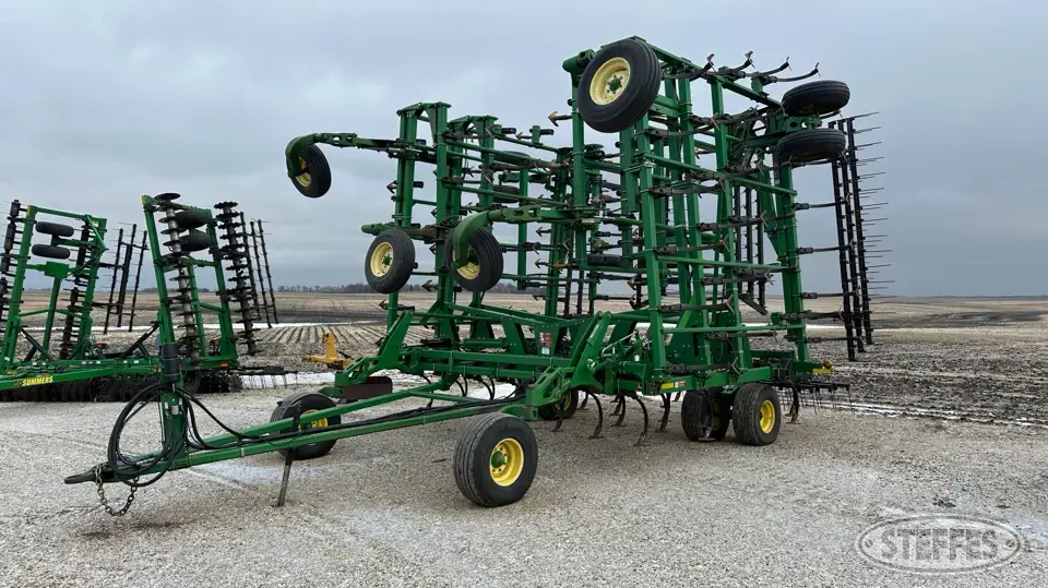 John Deere 2200 Field Cultivator