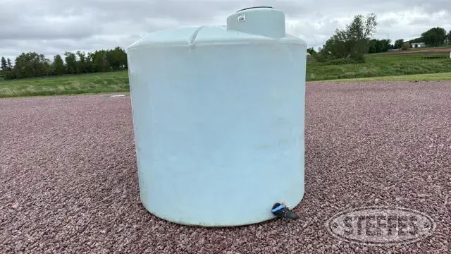 2,100 gal. poly tank