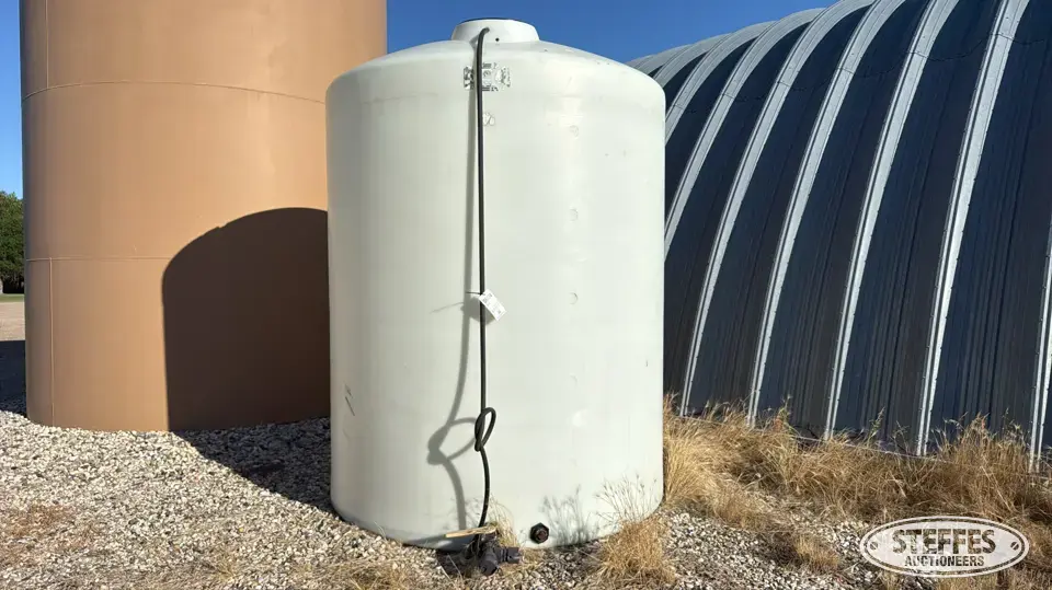 3,000 gal. poly tank