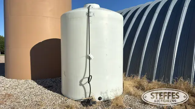 3,000 gal. poly tank