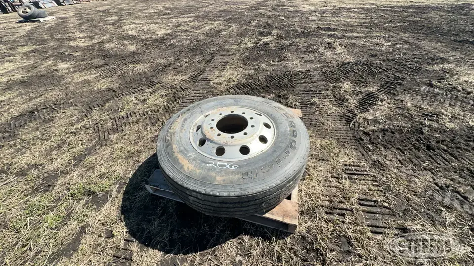 (1) 11R22.5 Truck Tire