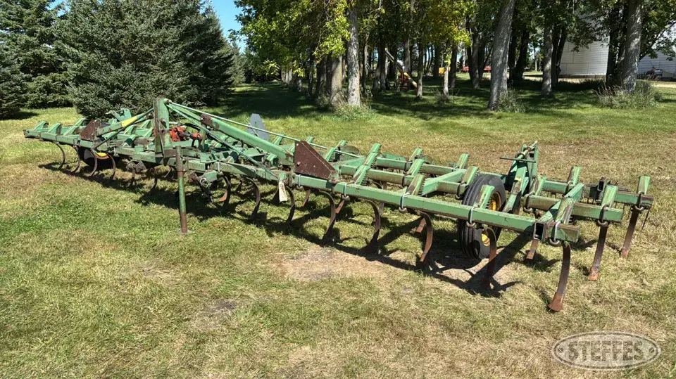 John Deere 1100 Field Cultivator