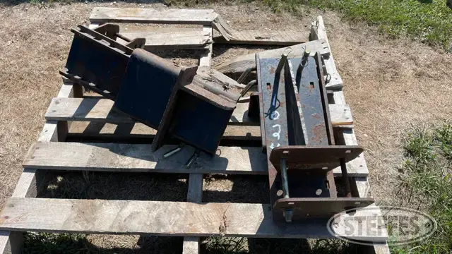 (2) Header trailer saddle mounts