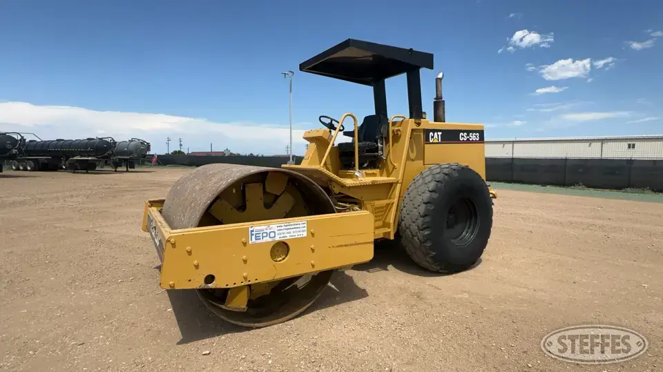 1990 CAT CS-563 Self-Propelled Smooth Drum Compactor