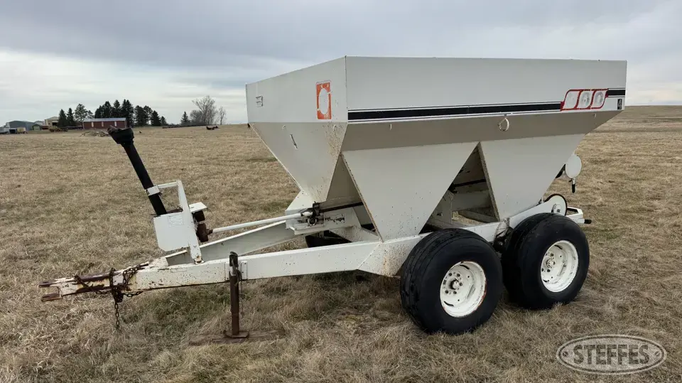Willmar S-500 Pull-Type Dry Spreader