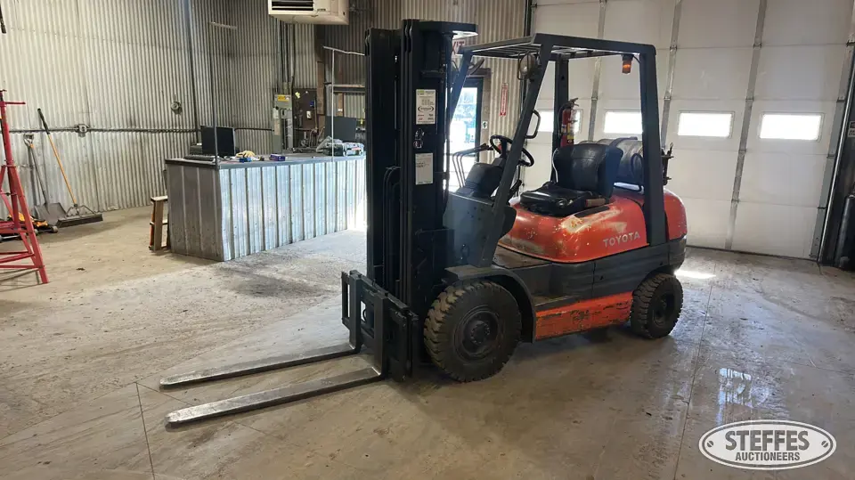 Toyota 42-6FGCU25 Warehouse Forklift