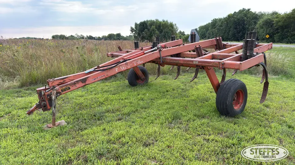 Allis-Chalmers 1500 Chisel Plow