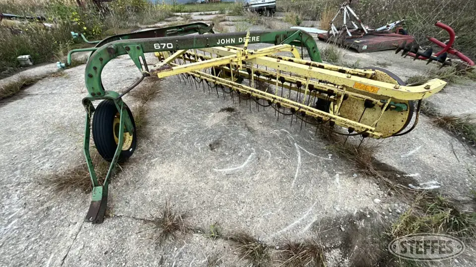 John Deere 670 Rake