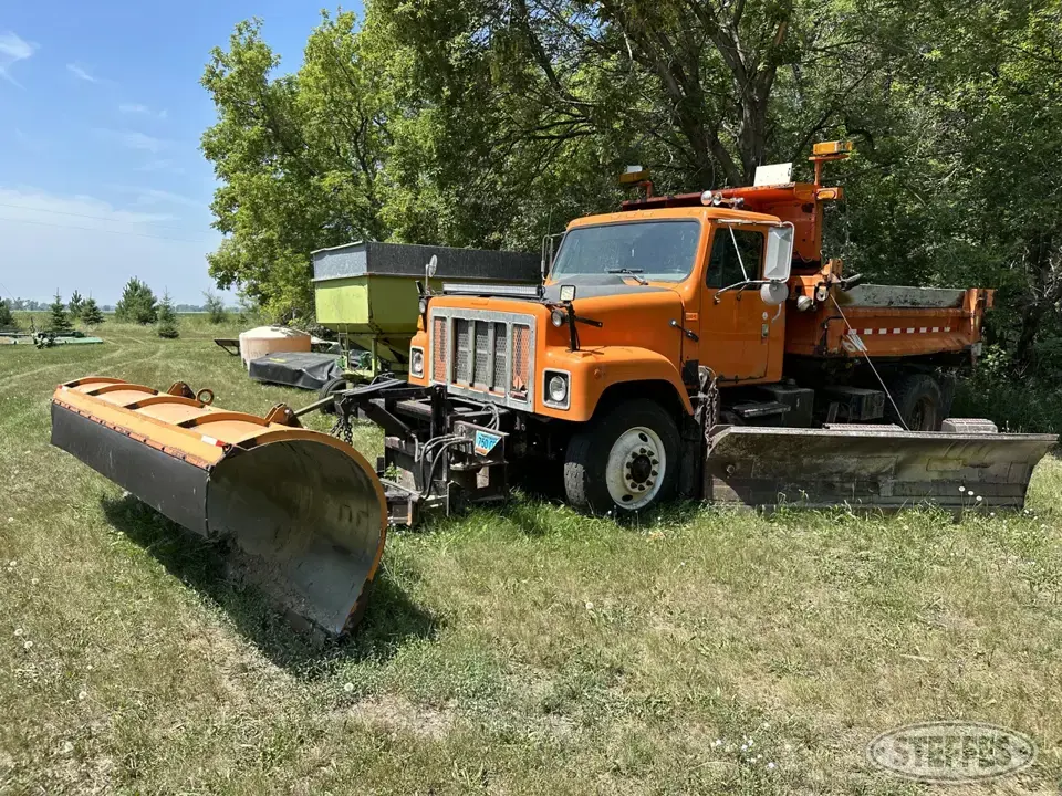 1999 International 2500 Plow-Spreader Truck